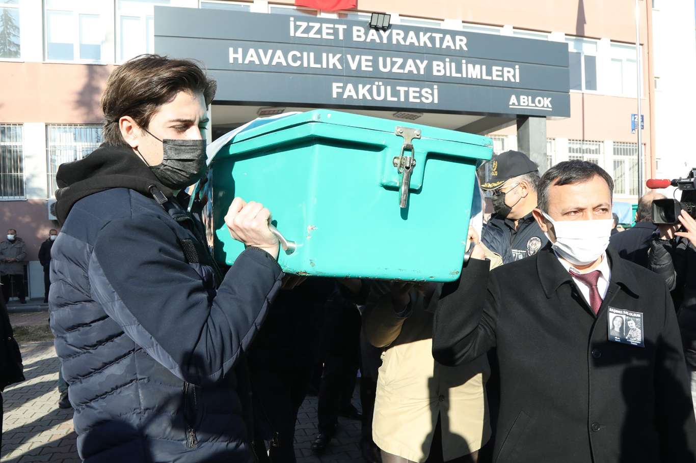 Midibüsün devrilmesi sonucu vefat eden 2 üniversite öğrencisi için ERÜ'de tören düzenlendi Midibüsün devrilmesi sonucu vefat eden 2 üniversite öğrencisi için ERÜ'de tören düzenlendi